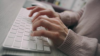 女手工作键盘女程序员工作电脑键盘
